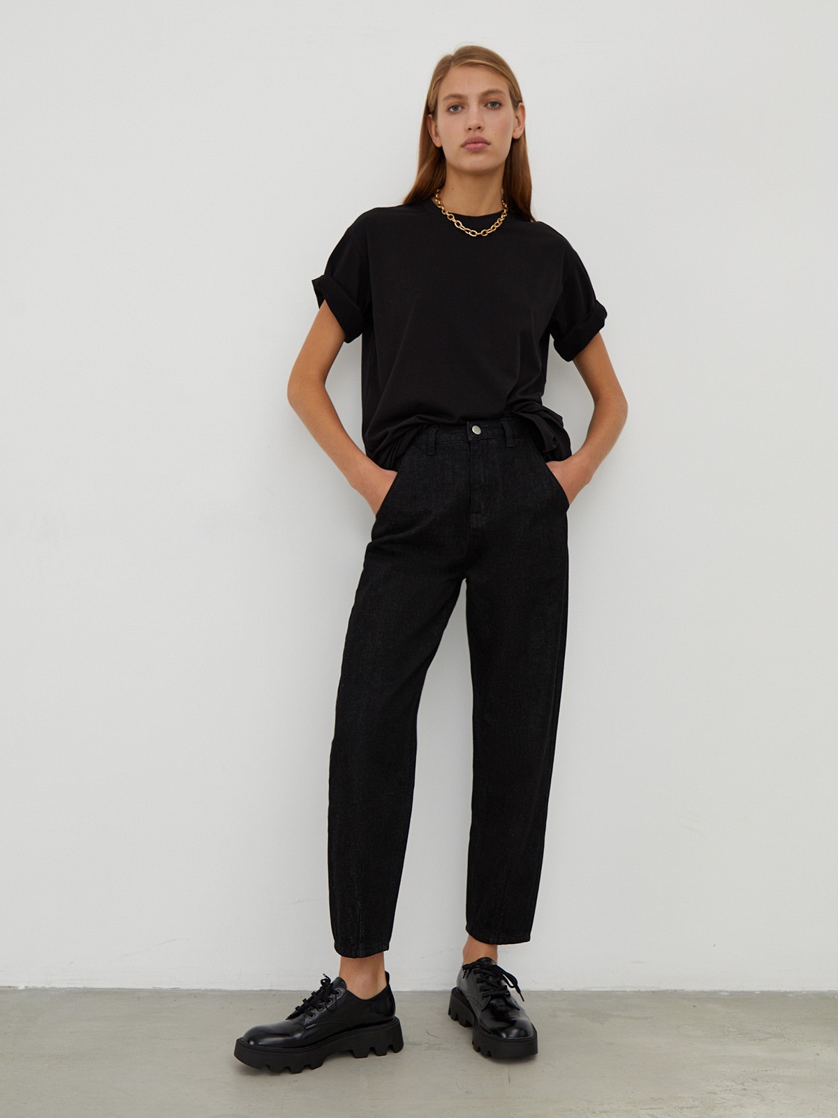 Джинсы SLOUCHY с высокой посадкой, цвет: Черный Allweneed
Джинсы SLOUCHY объемного кроя с высокой посадкой на талии. Комфортная и практичная модель для повседневной носки.
На модели размер XS