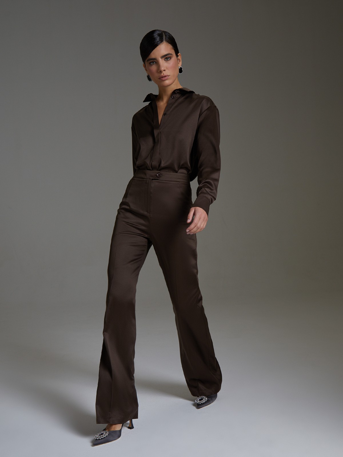 


Брюки из вискозного атласа прямого кроя. Модель в пижамном стиле с застежкой на молнию и асимметричную пуговицу.

На модели размер XS