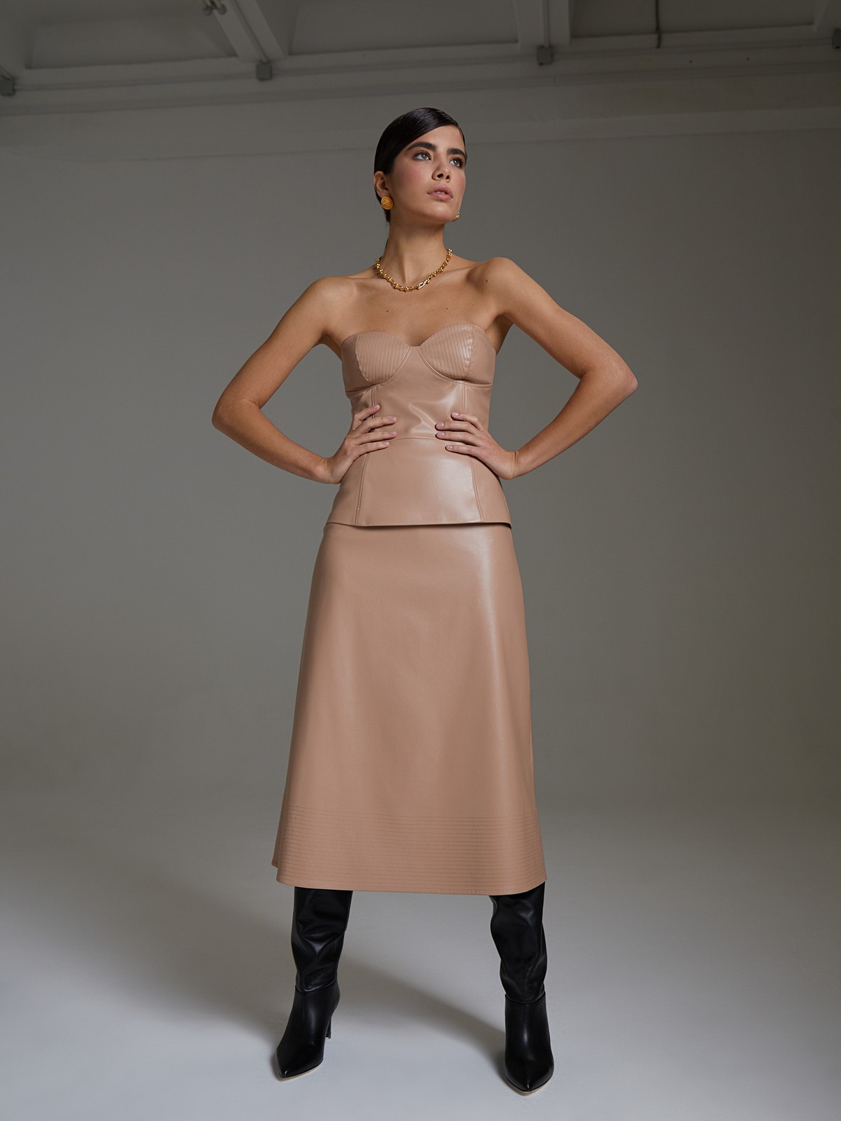 


Юбка миди из мягкой матовой эко кожи. Вытачки акцентируют талию. Декоративная прострочка по низу.

На модели размер XS