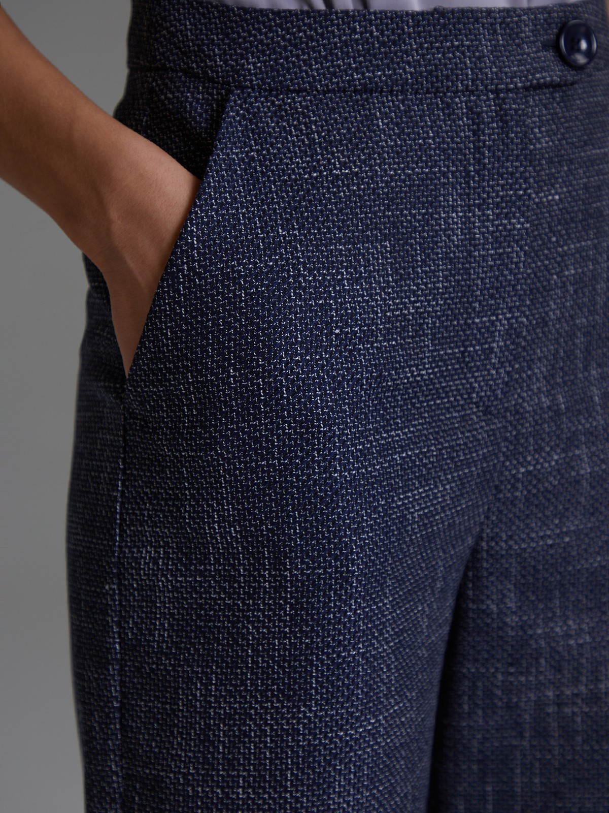 


Брюки из костюмной ткани с застежкой на молнию и асимметричную пуговицу. Средняя посадка и вытачки по низу формируют силуэт.

На модели размер XS