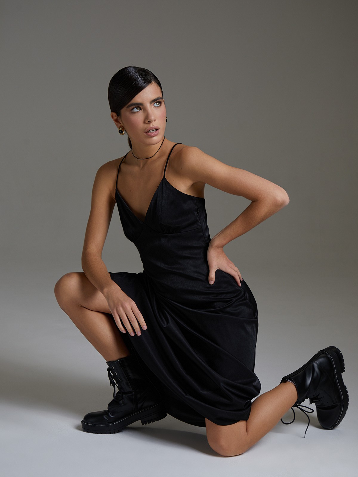 


Платье в бельевом стиле из нежного вискозного атласа. Модель с треугольным лифом и мягкими сборками под грудью акцентирована тонкими перекрестными бретельками, подчеркивающими область плеч, ключиц и спины.

На модели размер XS