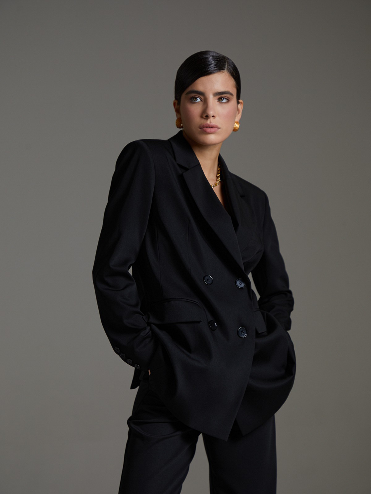 


Двубортный жакет оверсайз кроя с широкой плечевой линией. Элегантная модель с широкими лацканами, карманными клапанами и шлицей сзади. Классика вне времени и долгосрочная инвестиция в гардероб.

На модели размер XS