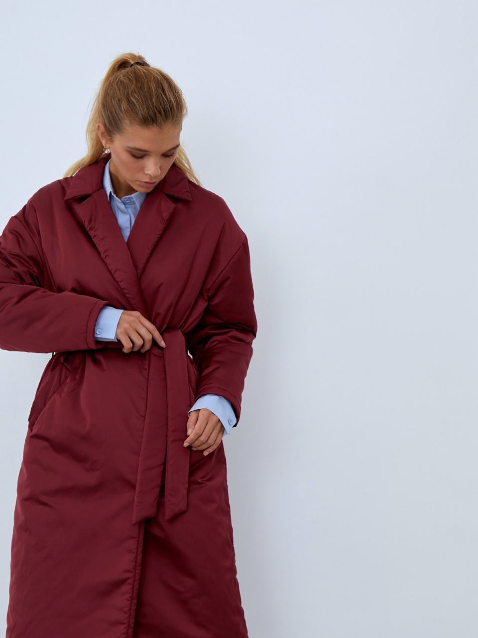 


Однотонное пальто-халат на синтепоне. Модель с пиджачным воротником и приспущенным плечевым швом. Мягкий пояс на талии подчеркивает силуэт. Застежка на кнопки.

Пальто выдержит холод и будет греть вас до -10 градусов.

На модели размер XS