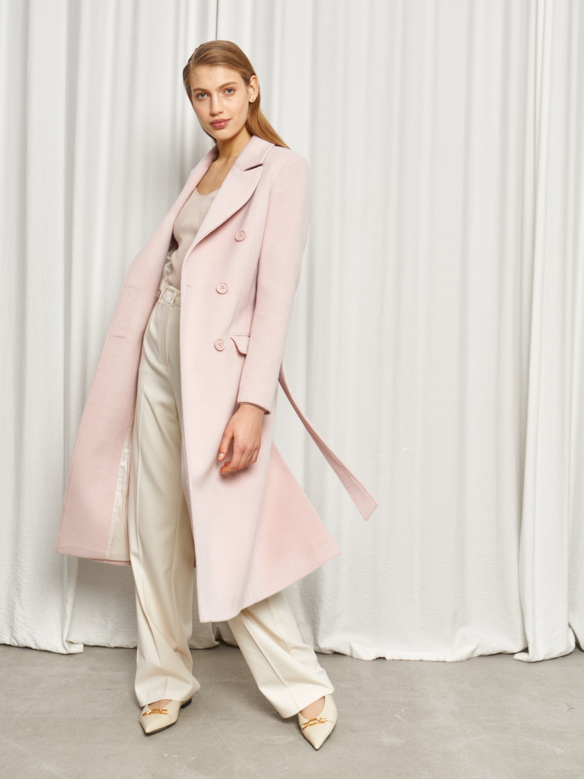 Классическое пальто двубортного кроя с втачными рукавами и широкими лацканами. Карманные клапаны по бокам, пуговицы в тон.

На модели размер XS