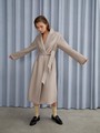 


Пальто oversize кроя выполнено из двусторонней ткани с прострочкой в тон. Лаконичная модель оформлена широкими лацканами и мягким поясом на талии. Покатая линия плеча для дополнительной элегантности.

На модели размер XS
