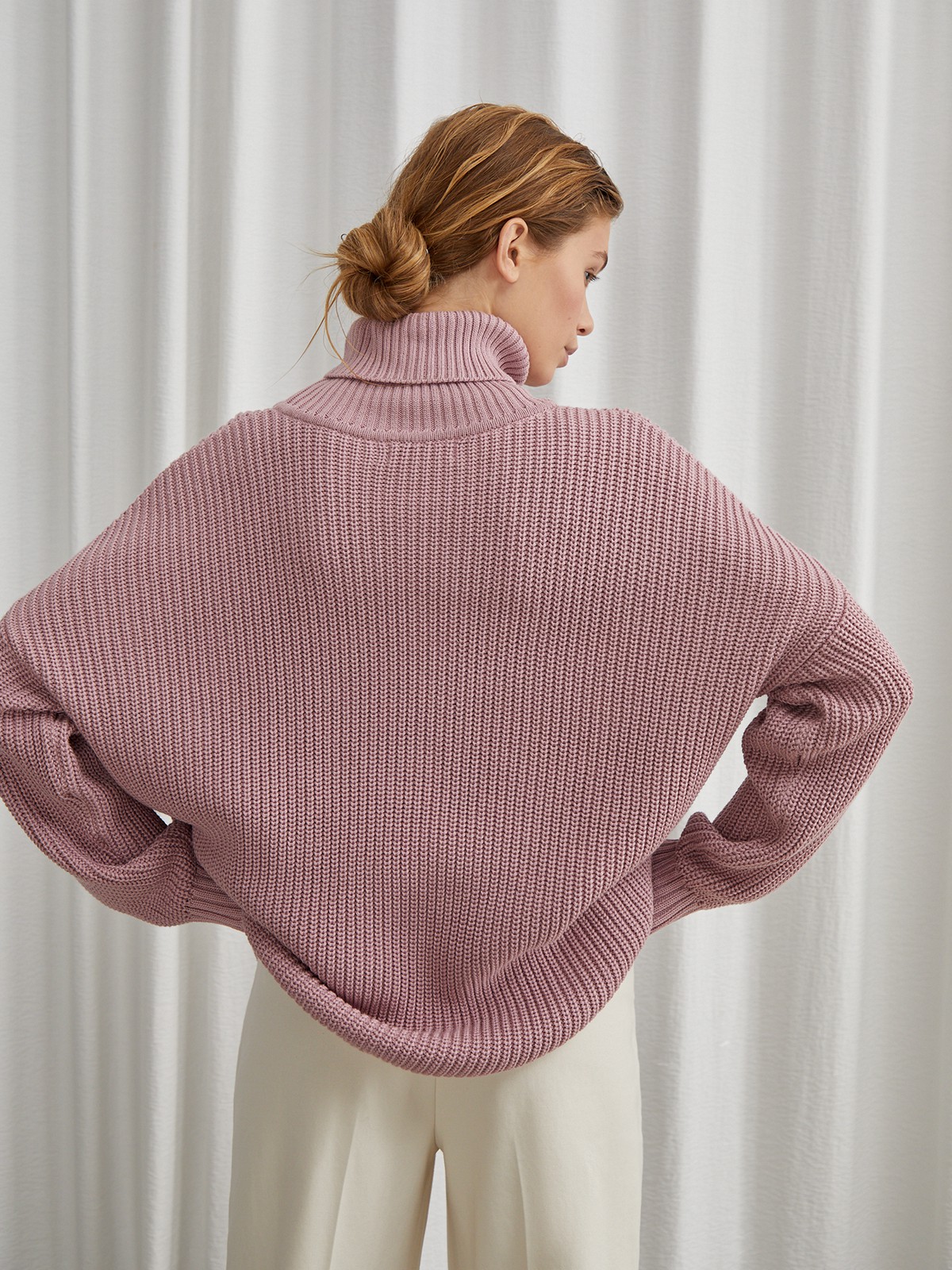 Оверсайз джемпер из хлопкового трикотажа оформлен объемными приспущенными рукавами и высокой горловиной-стойкой. Ребристая отделка в рубчик.

На модели размер ONE SIZE