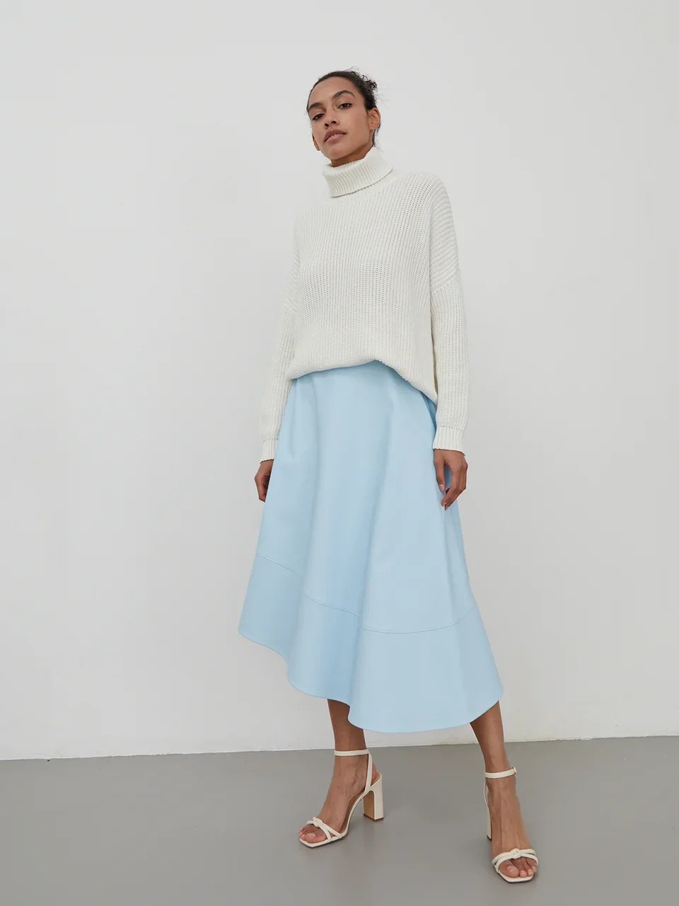 Юбка с асимметричным низом из экокожи, цвет: голубой Allweneed
Юбка средней длины выполнена из экокожи и оформлена асимметричным низом. Лаконичная модель с высокой посадкой на талии.
На модели размер XS