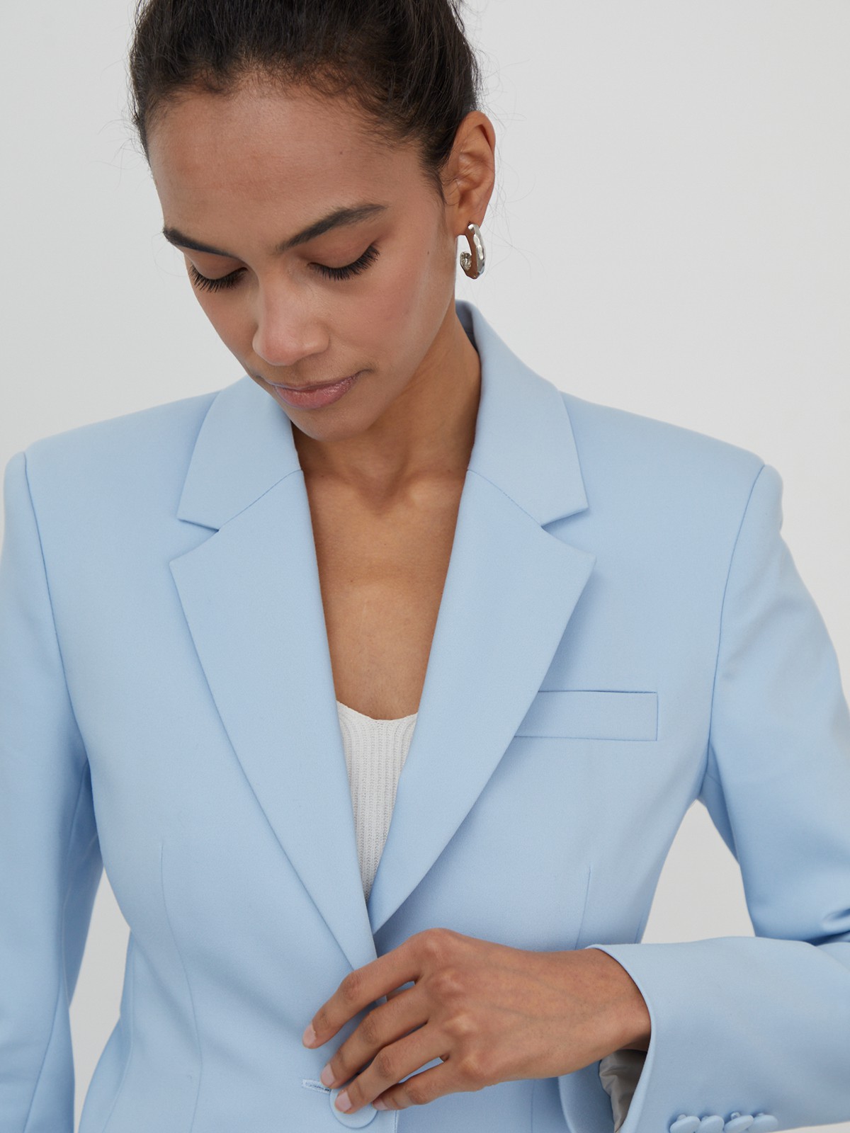 Приталенный костюмный жакет однобортного кроя на одной пуговице. Заостренные лацканы, имитация нагрудного кармана.

На модели размер XS