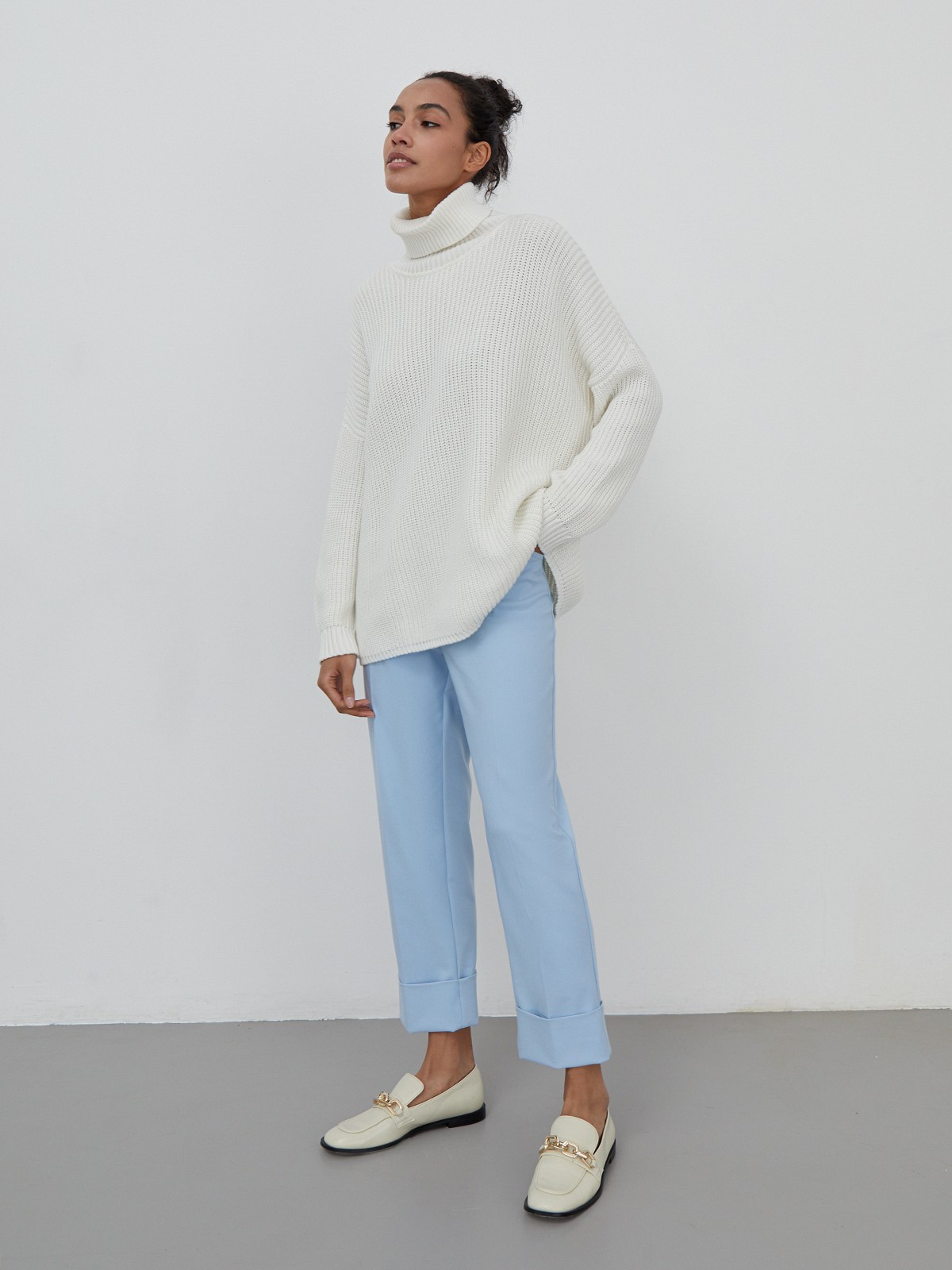 Костюмные брюки прямого кроя с прорезными боковыми карманами, шлевками для ремня и отворотами по низу.

На модели размер XS