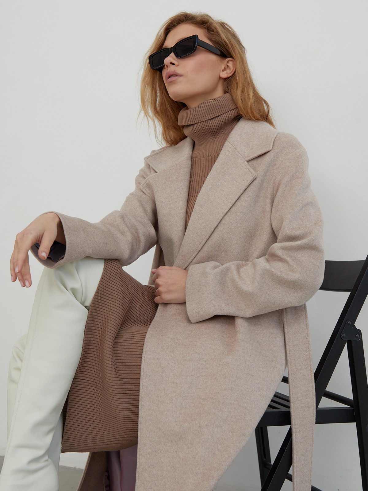 Пальто-халат, цвет: светло-бежевый Allweneed Утонченное пальто-халат А-силуэта. Модель дополнена широким поясом в тон основной ткани.
На модели размер XS