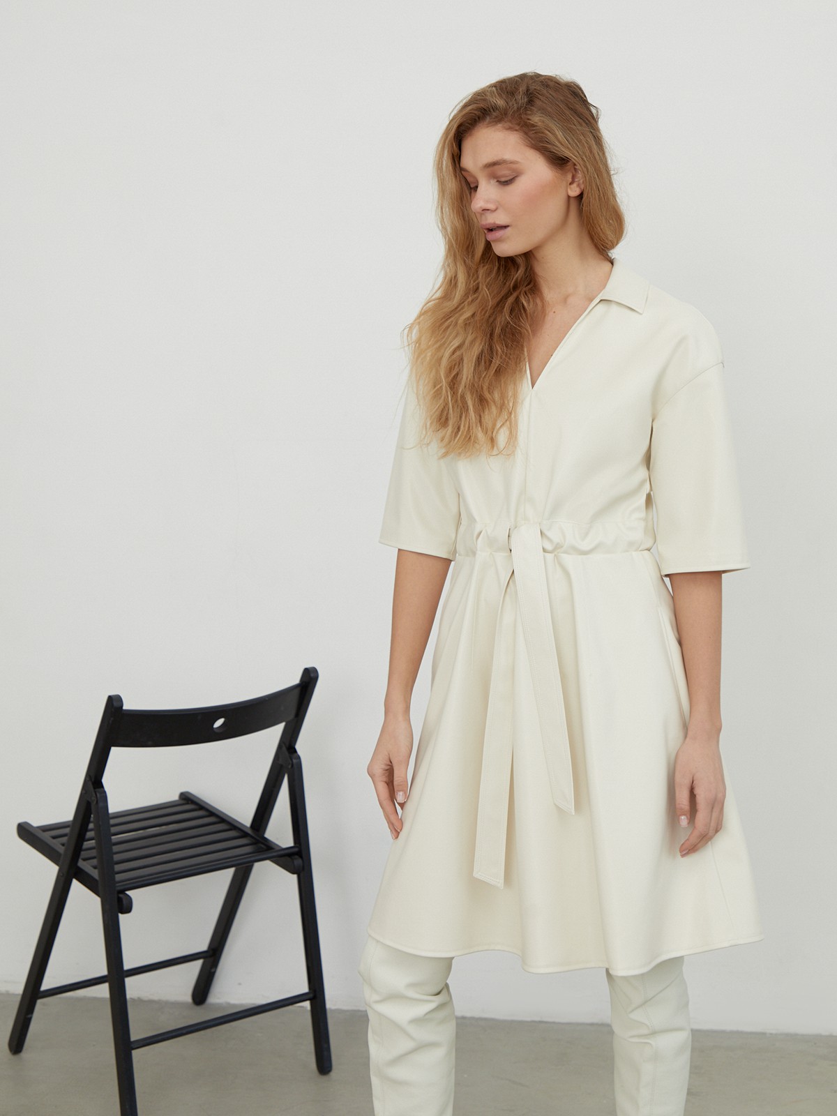 


Платье-рубашка выполнена из экокожи с гладкой матовой поверхностью. Модель оформлена отложным воротником, рукавами 1/2 и вшитым ремнем на талии.

На модели размер XS