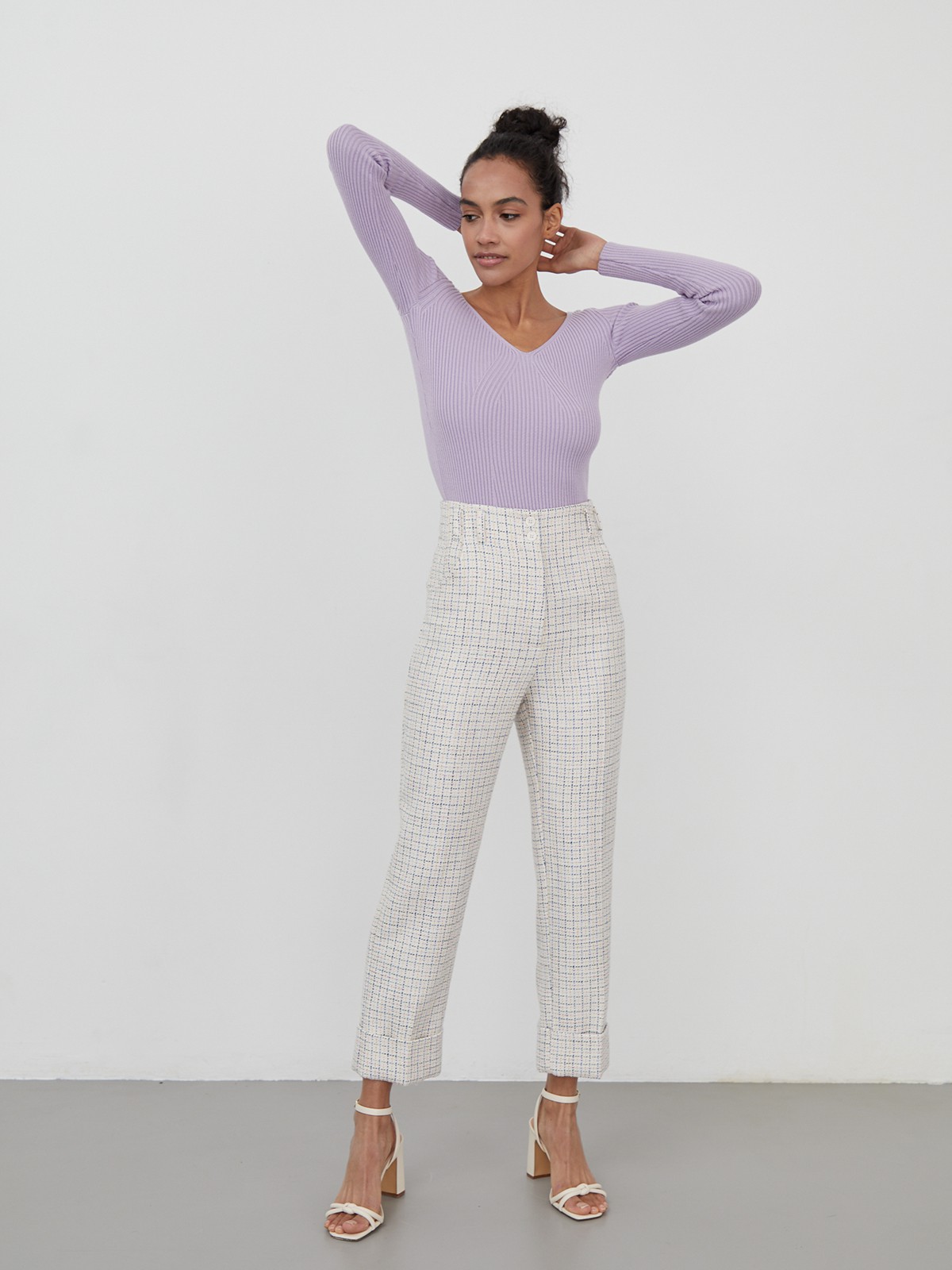 Костюмные брюки прямого кроя с прорезными боковыми карманами, шлевками для ремня и отворотами по низу.

На модели размер XS