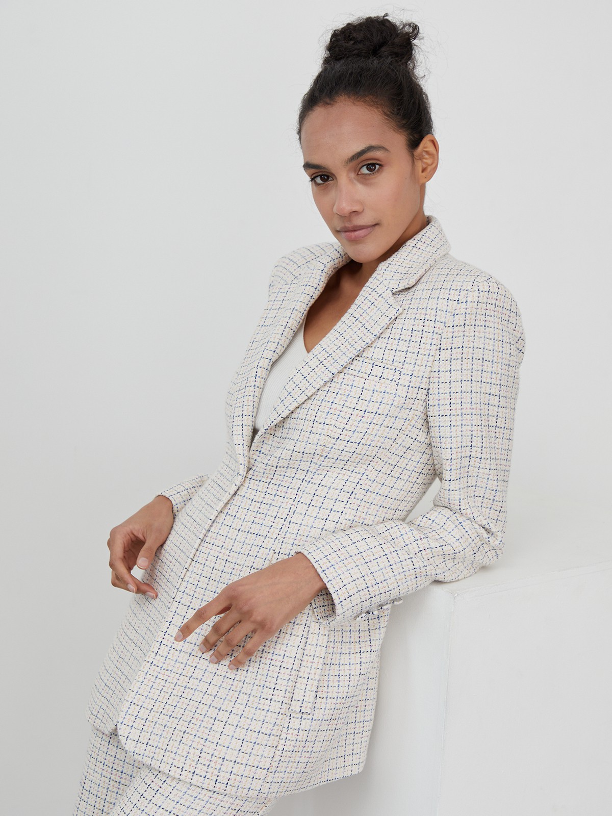 Приталенный однобортный жакет на одной пуговице, цвет: твид кремово-сине-розовый Allweneed Приталенный костюмный жакет однобортного кроя на одной пуговице. Заостренные лацканы, имитация нагрудного кармана.
На модели размер XS