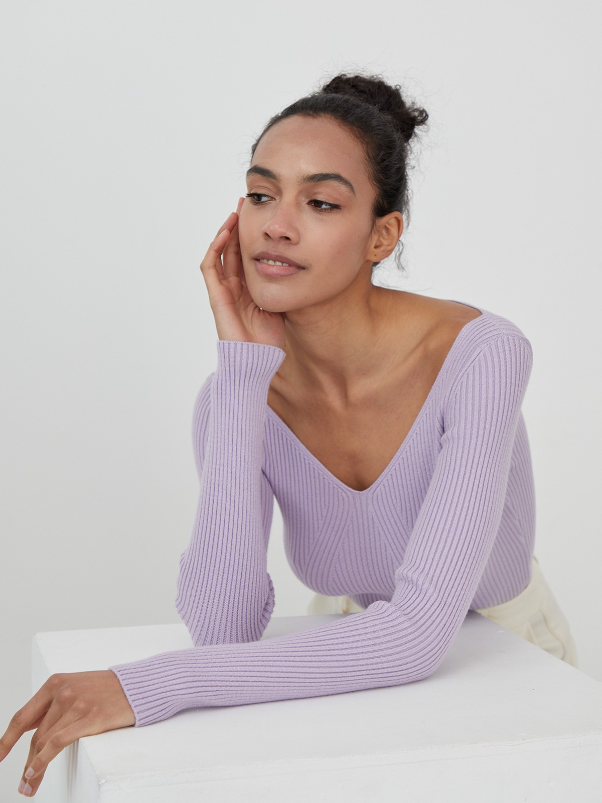 Джемпер из тонкого трикотажа с V-образным вырезом декольте. Приталенный крой.

На модели размер XS