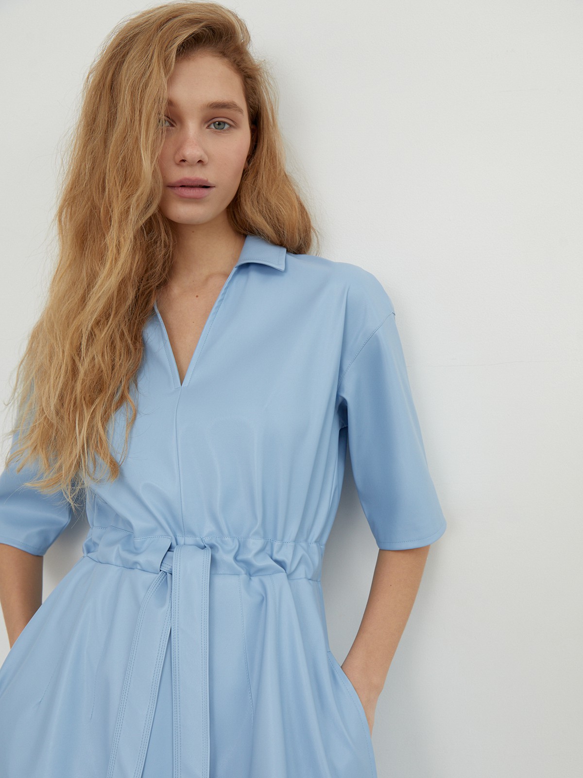 


Платье-рубашка выполнена из экокожи с гладкой матовой поверхностью. Модель оформлена отложным воротником, рукавами 1/2 и вшитым ремнем на талии.

На модели размер XS