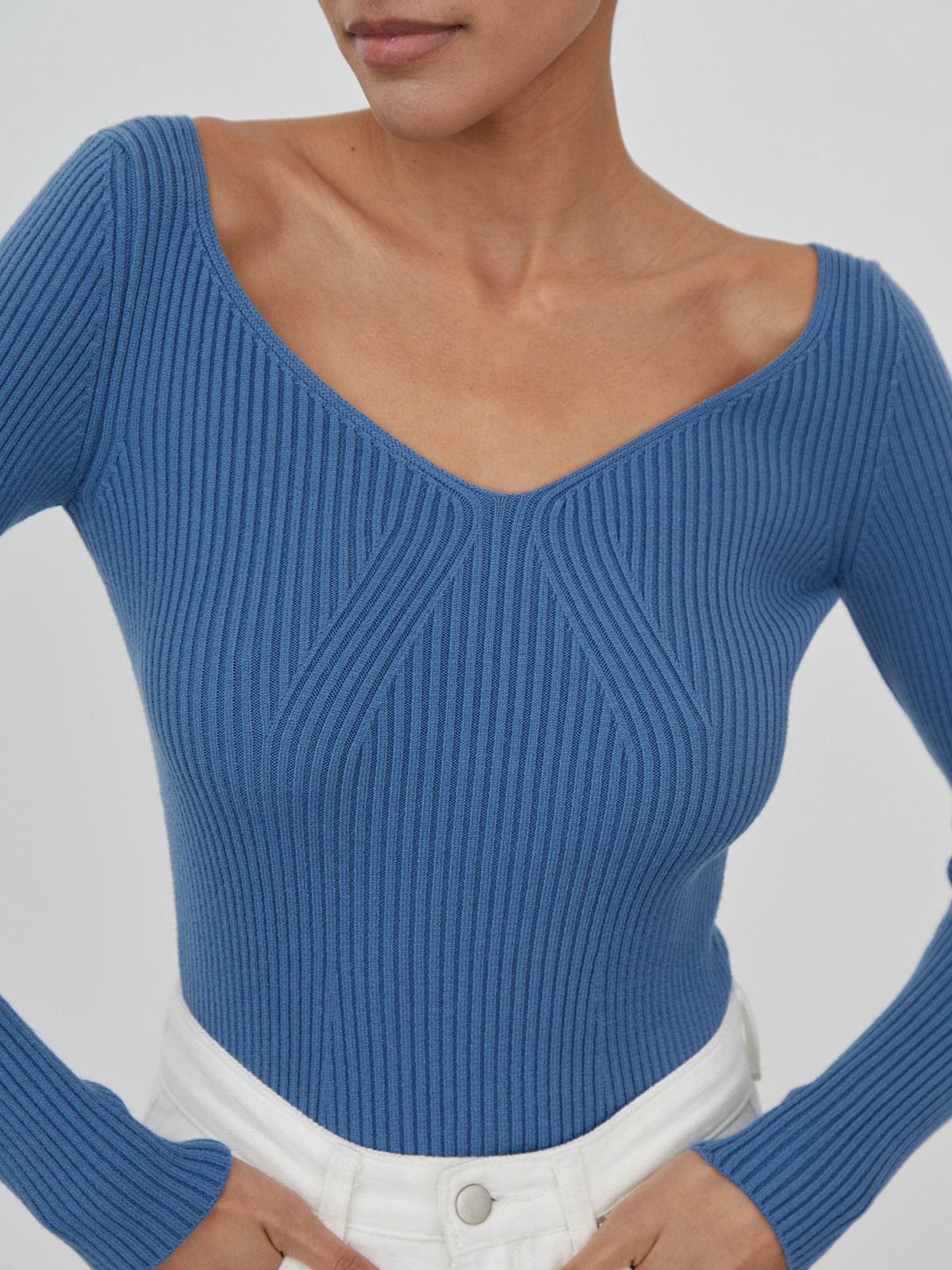 Приталенный тонкий джемпер с фигурным вырезом, цвет: джинсовый Allweneed Джемпер из тонкого трикотажа с V-образным вырезом декольте. Приталенный крой.
На модели размер XS