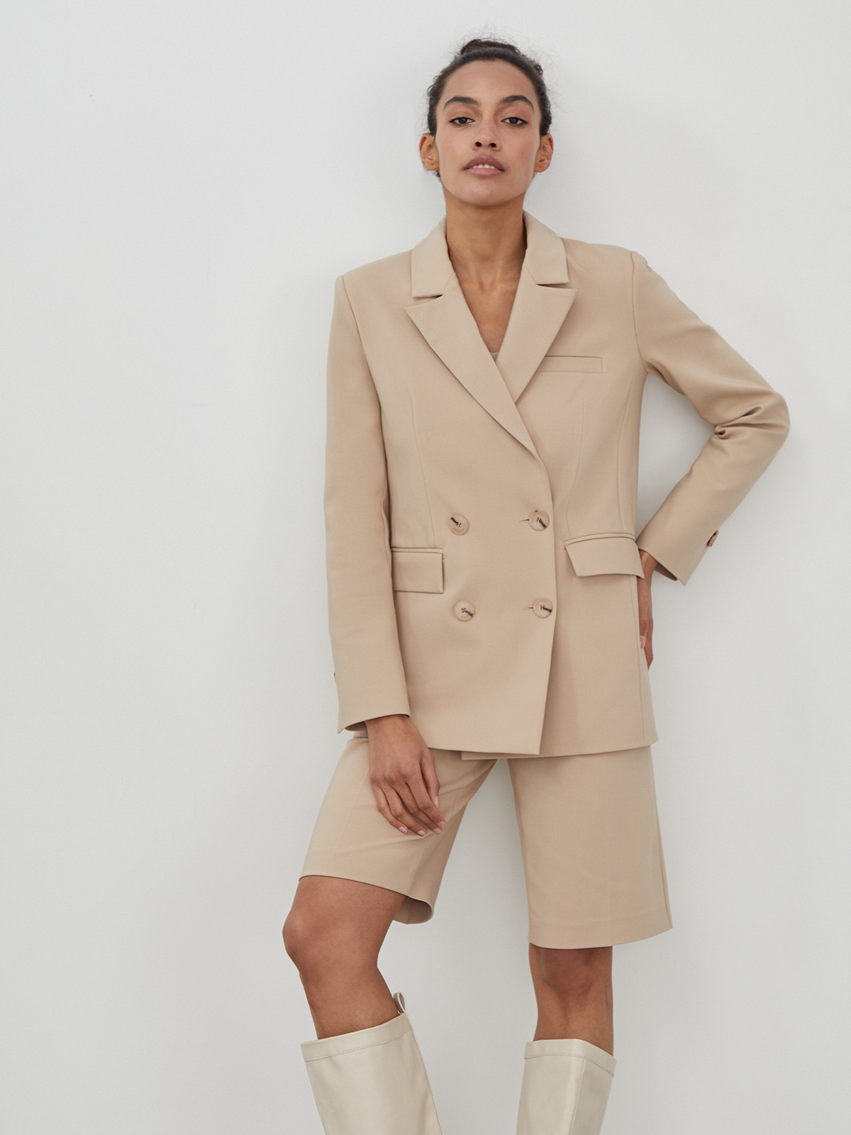 Двубортный жакет oversize кроя. Модель с акцентированной плечевой линией и широкими заостренными лацканами, балансирующими силуэт.

На модели размер XS