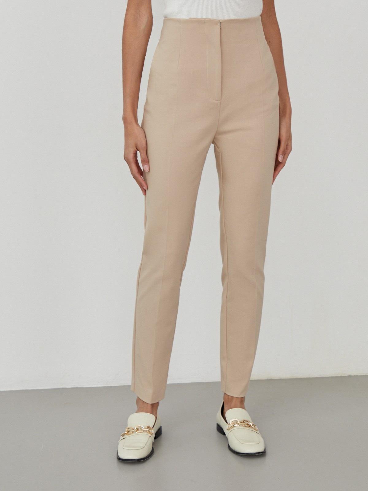 Брюки-дудочки с высокой посадкой на талии. Зауженный крой.

На модели размер XS