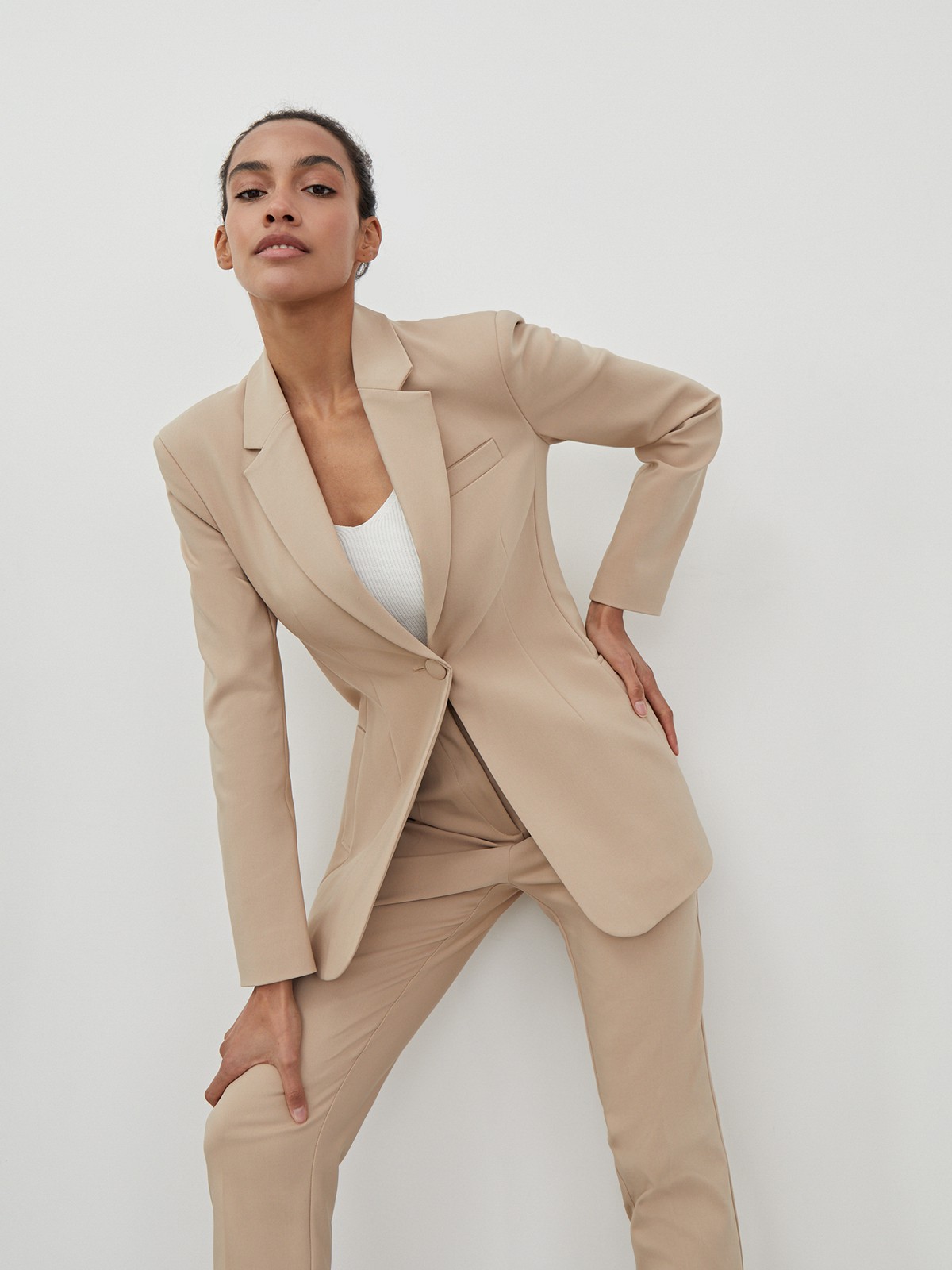 Приталенный костюмный жакет однобортного кроя на одной пуговице. Заостренные лацканы, имитация нагрудного кармана.

На модели размер XS