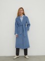 Утонченное пальто-халат А-силуэта. Модель дополнена широким поясом в тон основной ткани.

На модели размер XS