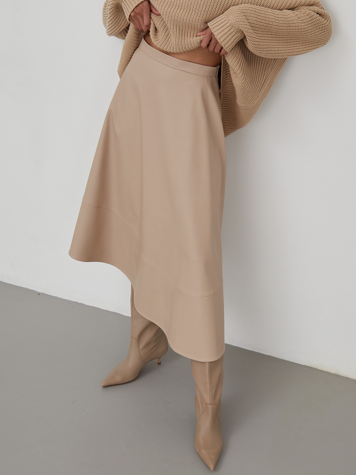 Юбка с асимметричным низом из экокожи, цвет: бежевый Allweneed
Юбка средней длины выполнена из экокожи и оформлена асимметричным низом. Лаконичная модель с высокой посадкой на талии.
На модели размер XS