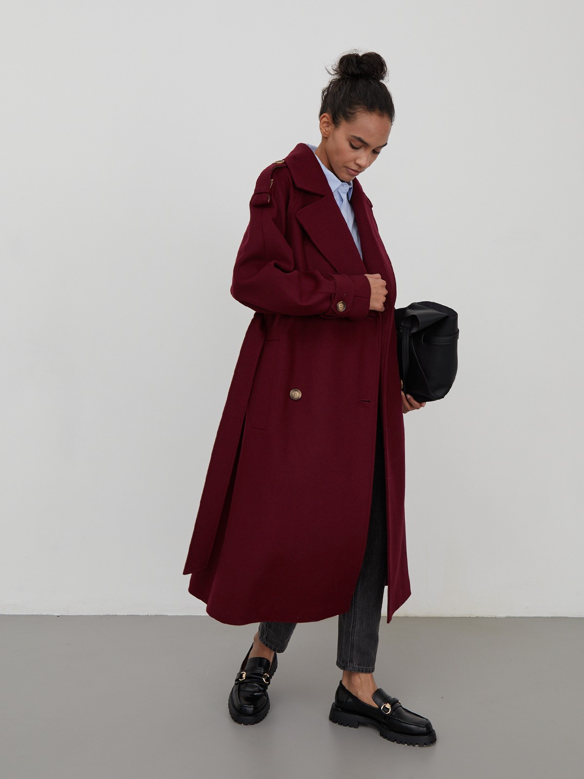 Пальто-тренч Silvia, цвет: бордовый Allweneed Двубортное пальто-тренч свободного кроя с застежкой на пуговицы. Дополнено поясом, пряжкой на манжетах и погонами в тон изделия. Модный силуэт оверсайз позволяет создавать дерзкие образы в стиле80-х гг.
На модели размер XS