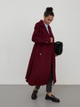 Пальто-тренч Silvia, цвет: бордовый Allweneed Двубортное пальто-тренч свободного кроя с застежкой на пуговицы. Дополнено поясом, пряжкой на манжетах и погонами в тон изделия. Модный силуэт оверсайз позволяет создавать дерзкие образы в стиле80-х гг.
На модели размер XS