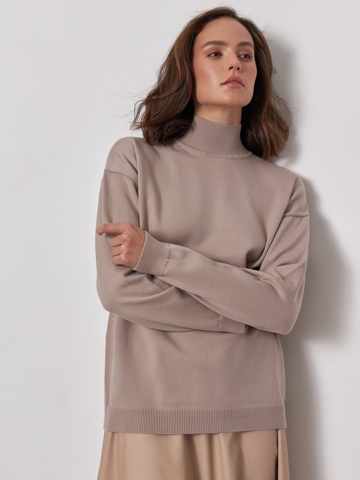 


Джемпер оверсайз кроя с горловиной-стойкой. Уютная и лаконичная вещь в сезонных оттенках - настоящий маст-хэв гардероба.

На модели размер M