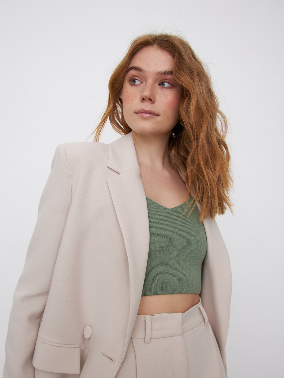 


Одновременно лаконичный и роскошный жакет двубортного кроя из однотонной костюмной ткани. Заостренные лацканы переходят в застежку на обтяжные пуговицы и карманные клапаны. Шлица сзади.

На модели размер XS