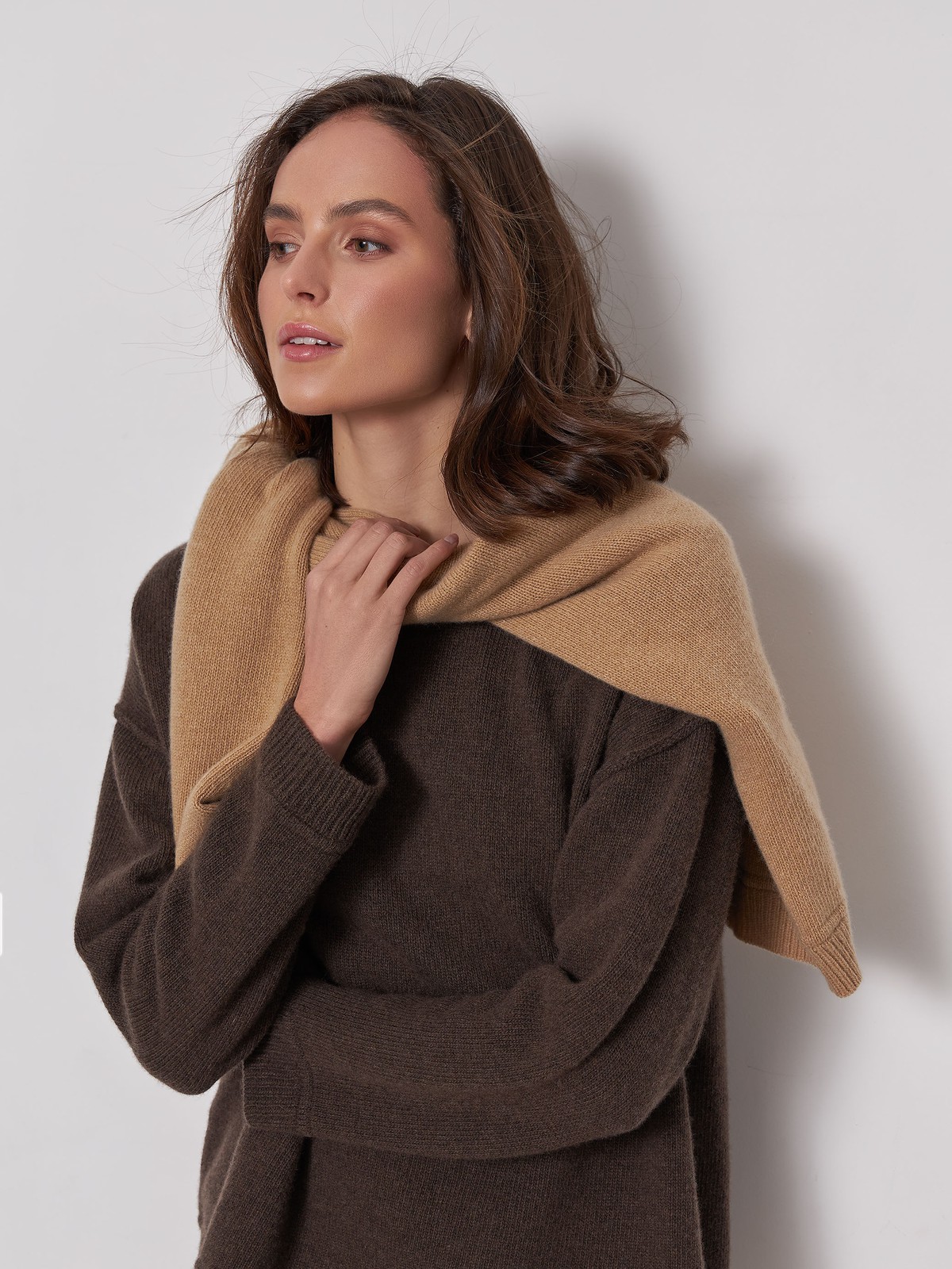 




Свитер из премиальной шерсти с кашемиром. Круглая горловина и спущенная линия плеча для свободы в движениях. Это теплое изделие не только согревает холодными днями, но и дарит ощущение уюта. Благодаря кашемиру модель имеет благородный перелив. Отличный вариант для встречи с подругой на чашку кофе. Носите с брюками, юбками и пальто.