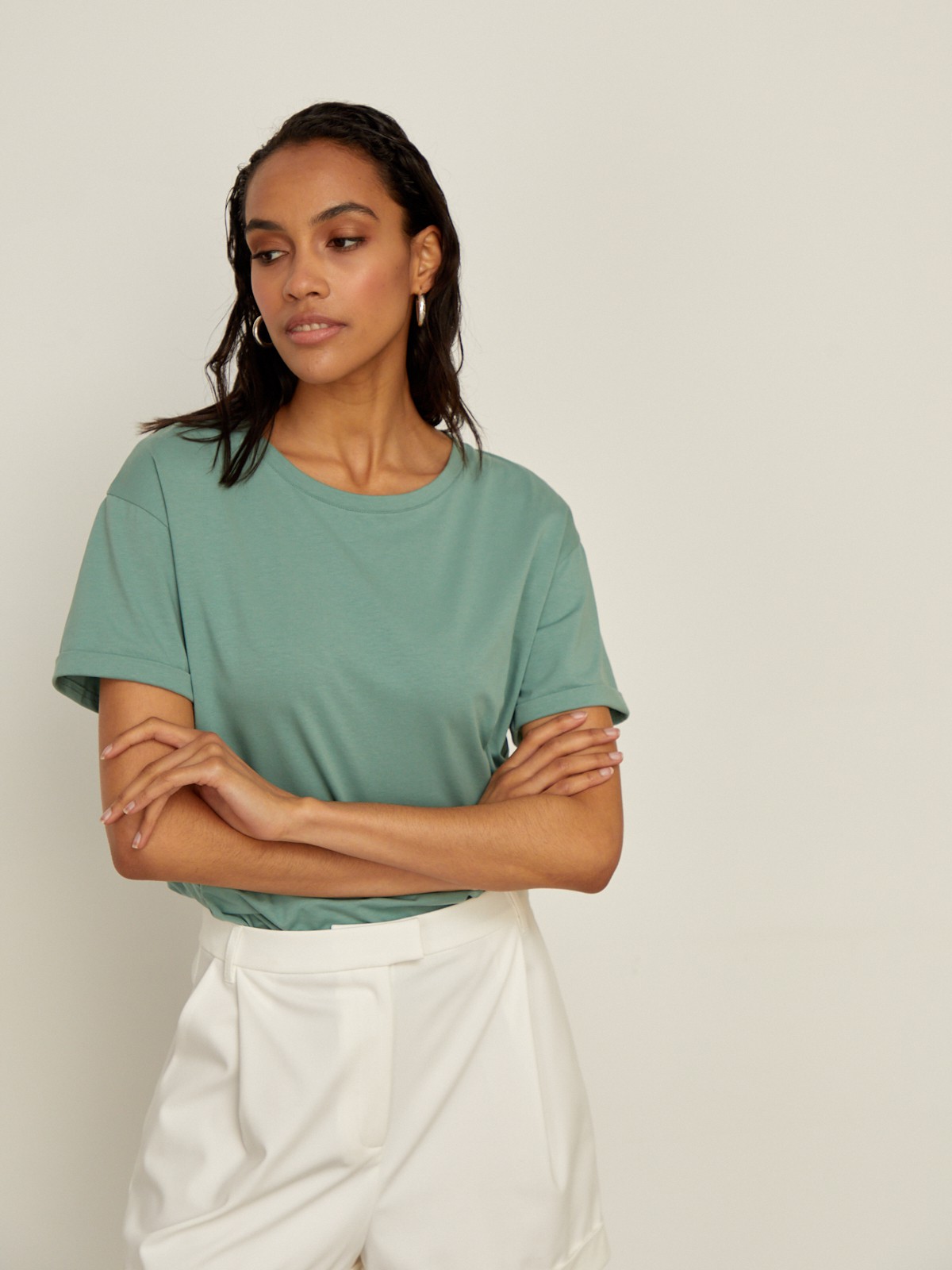 Футболка свободного кроя из слегка тянущегося хлопкового материала. В новой коллекции мы выпустили футболки в новыхбазовых, пастельных и приглушенных цветах.

На модели размер XS