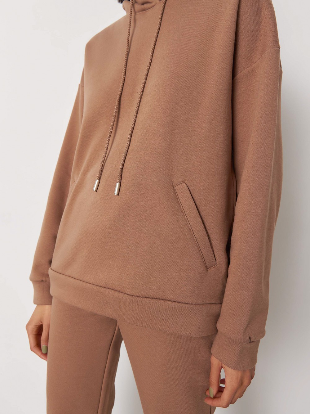 Толстовка с капюшоном, цвет: мокко Allweneed Худи свободного силуэта. Модель дополнена регулируемым капюшоном и двумя карманами. Дополните расслабленный образ спортивными брюками в тон.
На модели размер XS