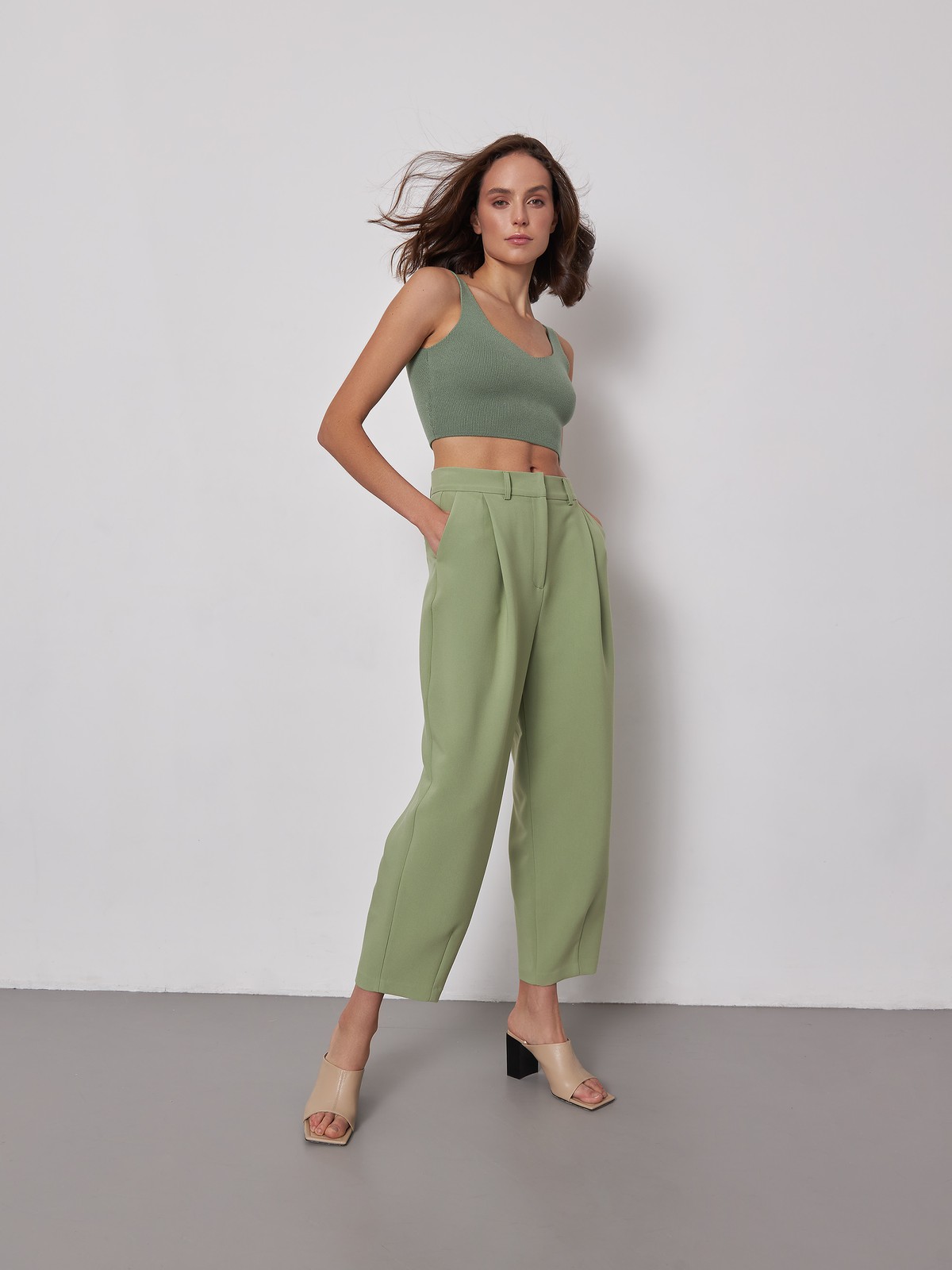 


Брюки-бананы из костюмной ткани с высокой посадкой на талии. Мягкие сборки у пояса, скрытая застежка на молнию и крючок.

На модели размер XS

