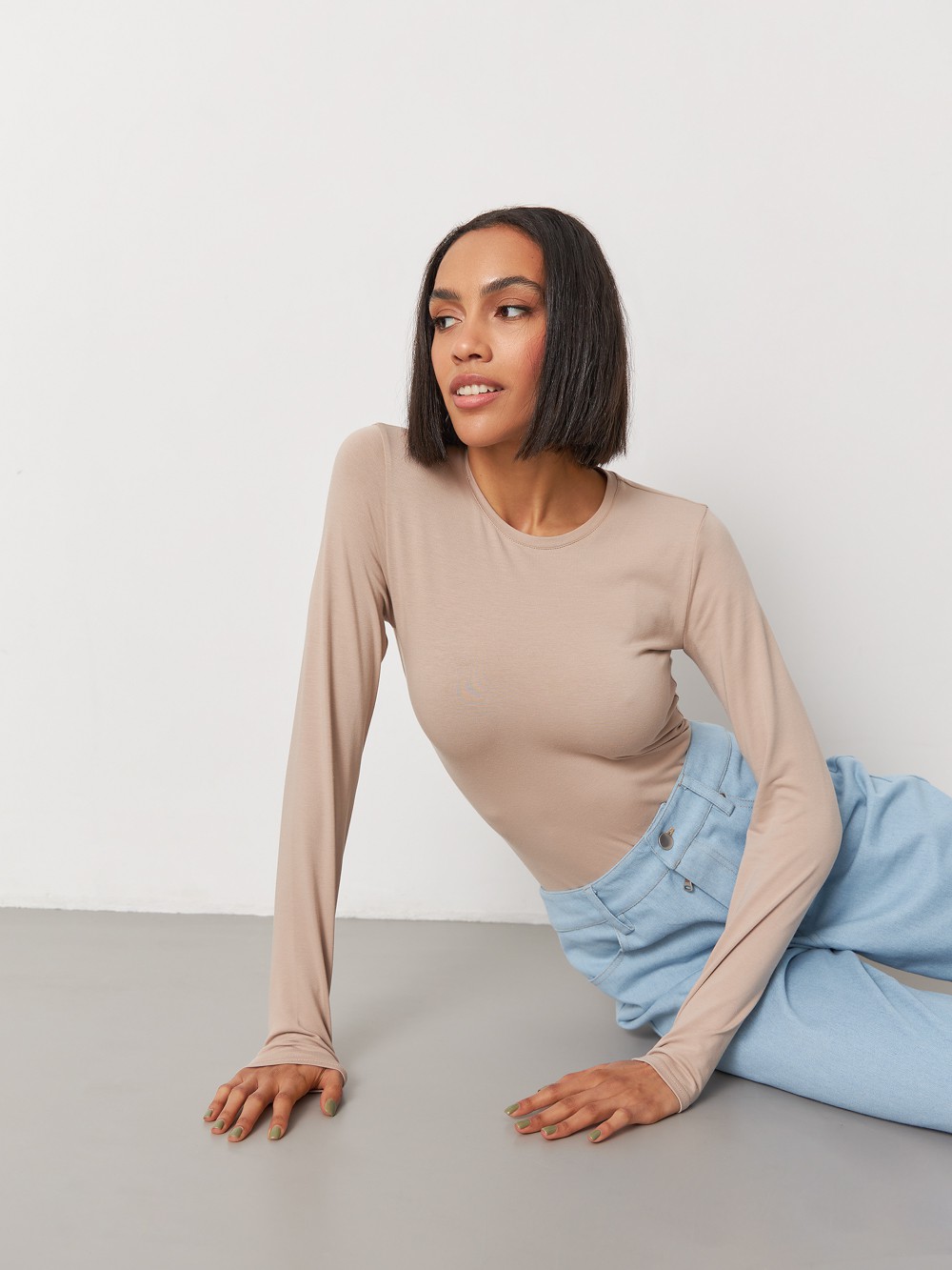 


Боди с эффектом второй кожи выполнен из тонкой трикотажной ткани. Длинные рукава, круглый вырез. Необходимая константа современного гардероба.

На модели размер XS