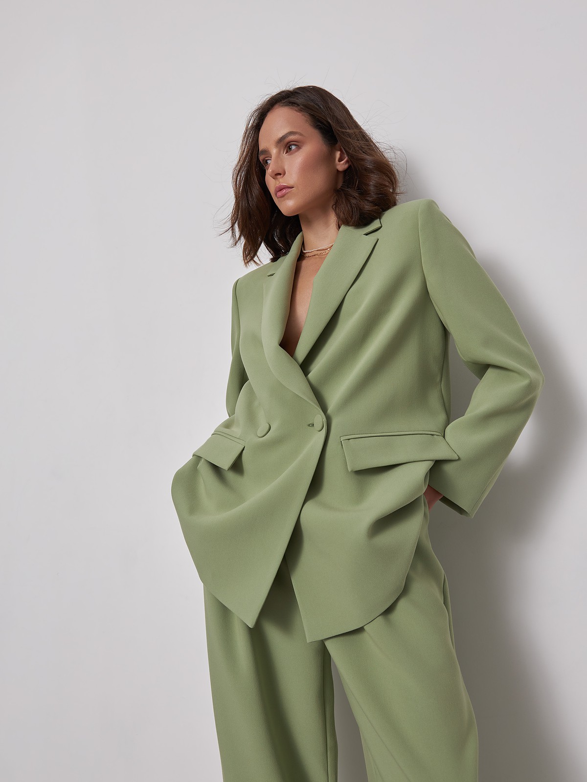 


Одновременно лаконичный и роскошный жакет двубортного кроя из однотонной костюмной ткани. Заостренные лацканы переходят в застежку на обтяжные пуговицы и карманные клапаны. Шлица сзади.

На модели размер XS