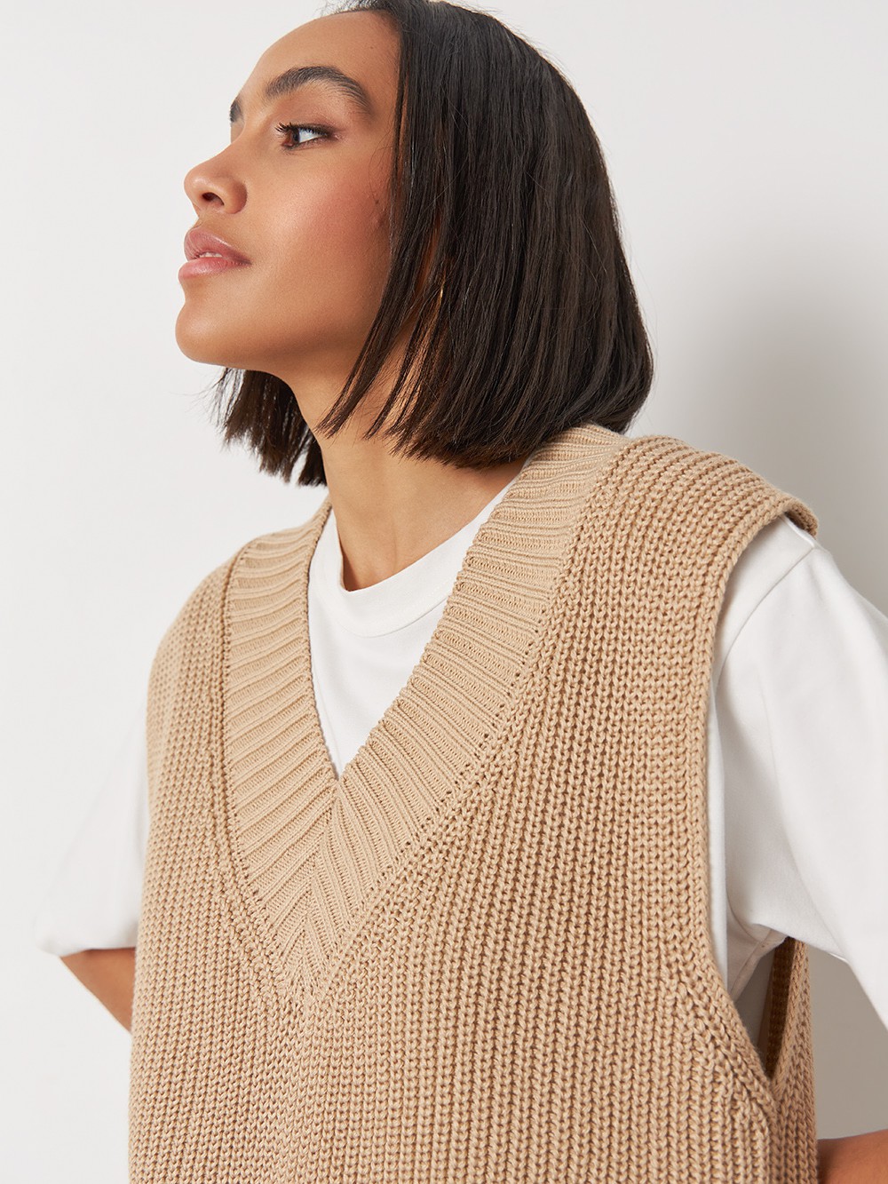 




Объемный вязаный жилет с V вырезом и ребристой отделкой - тренд актуального сезона. Модель универсальной длины, позволяющей носить его как навыпуск, так и заправленным за один край.

На модели размер XS/S