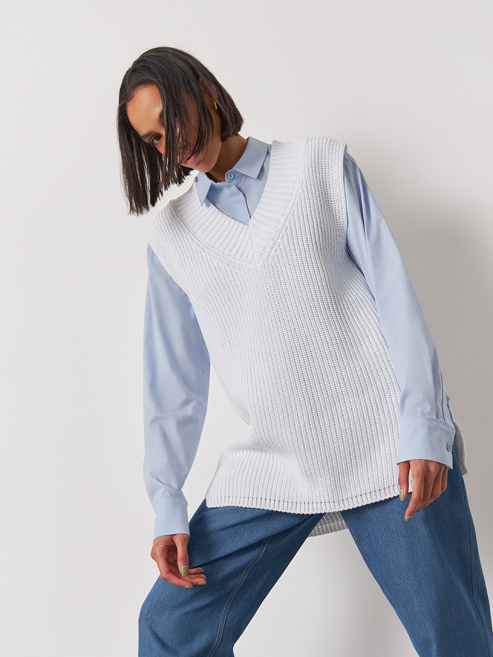 Вязаный жилет, цвет: белый Allweneed
Объемный вязаный жилет с V вырезом и ребристой отделкой - тренд актуального сезона. Модель универсальной длины, позволяющей носить его как навыпуск, так и заправленным за один край.
На модели размер XS/S