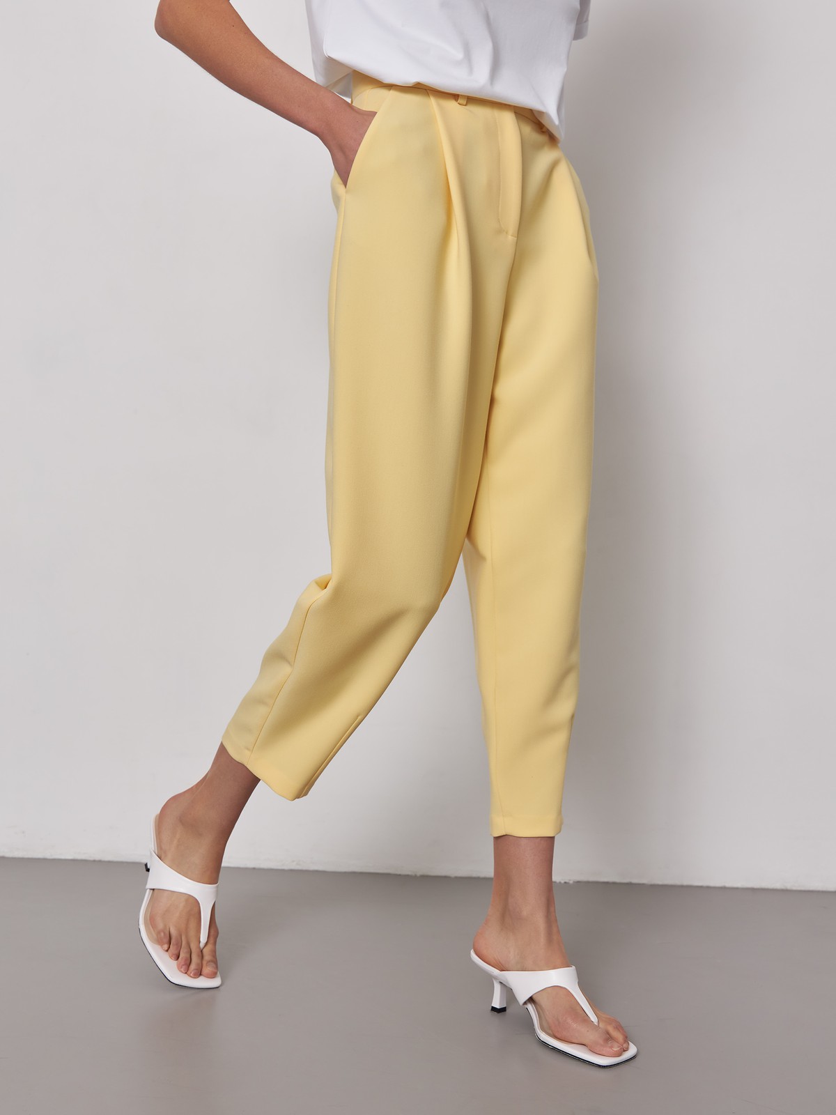 


Брюки-бананы из костюмной ткани с высокой посадкой на талии. Мягкие сборки у пояса, скрытая застежка на молнию и крючок.

На модели размер XS

