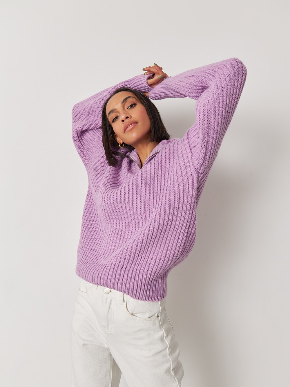 


Объемный вязаный джемпер из мягкой шерсти с горловиной-стойкой на молнии. Уютная ребристая текстура и 100% комфорт.

На модели размер ONE SIZE