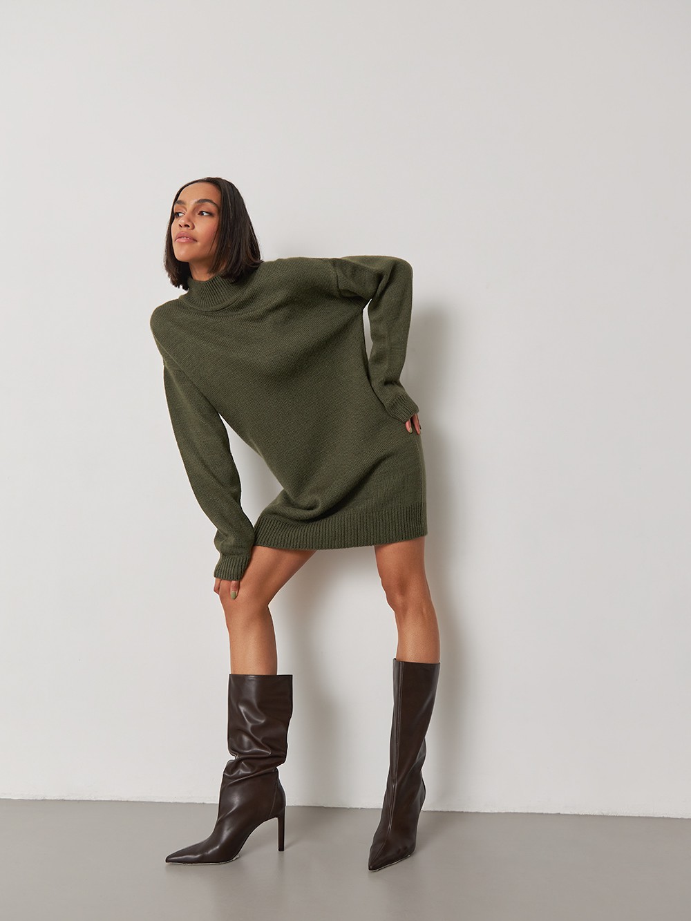 Вязаное платье OVERSIZE, цвет: хаки Allweneed
Вязаное платье из тонкого трикотажа с длинными рукавами и ребристой отделкой по воротнику, манжетам и низу. Практичное, удобное и теплое. Оно будет отлично смотреться в сочетании с высокими сапогами или грубыми ботинками хайкерами.
На модели размер XS/S