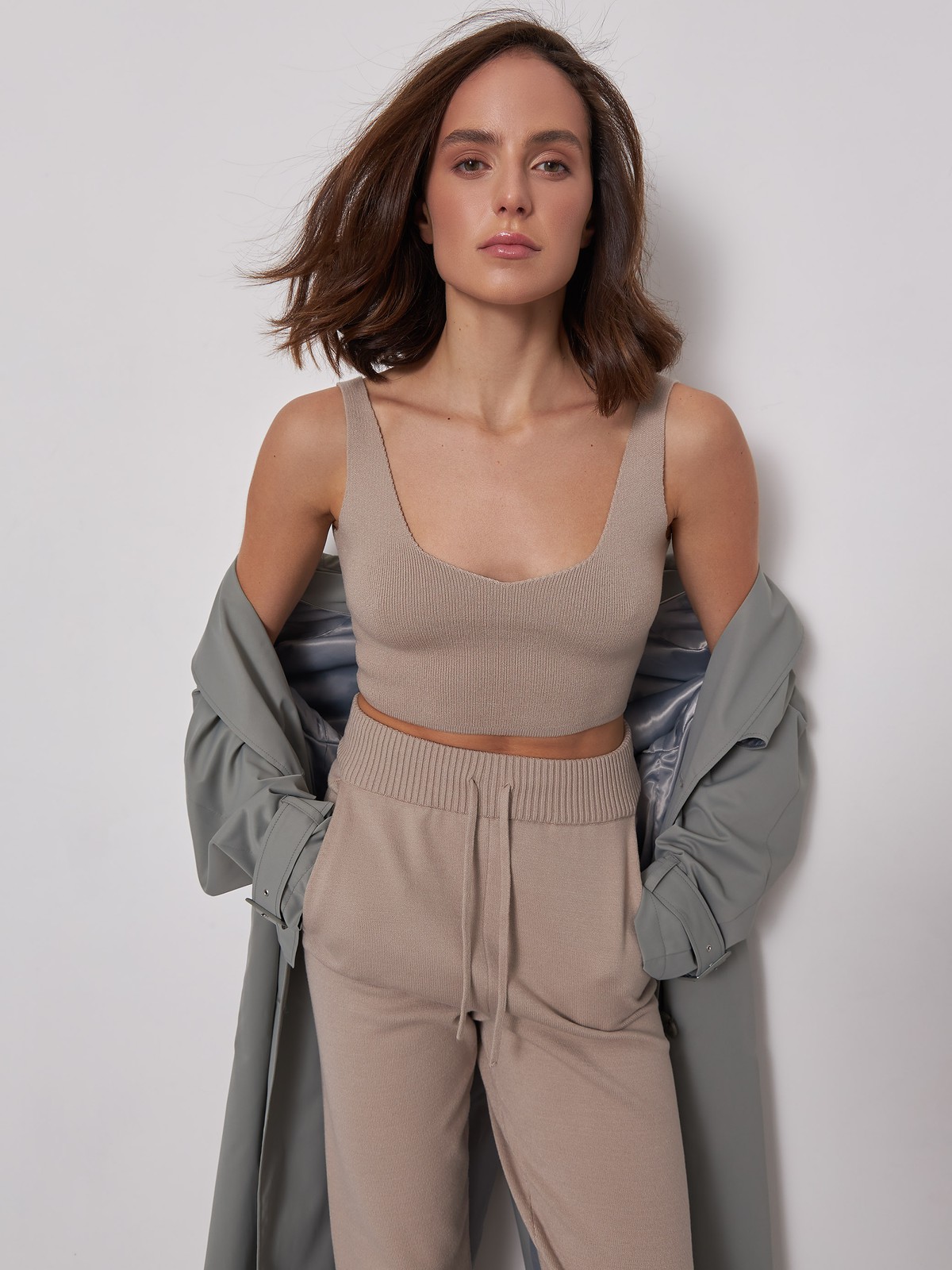 


Лаконичный и ультра комфортный кроп-топ из трикотажной ткани в рубчик. Вырез каре спереди и треугольный сзади. Сочетайте с базовыми вещами гардероба или составьте тотал-лук с брюками в тон.

На модели размер XS