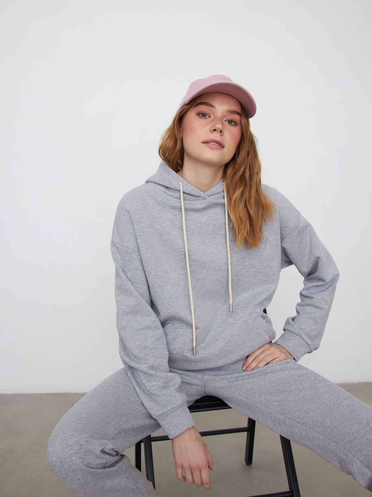 


Толстовка свободной посадки из плотного эластичного хлопка с глубоким капюшоном на кулиске и прорезными карманами. Лаконичная брендированная вышивка ALL WE NEED IS LOVE спереди.

На модели размер XS