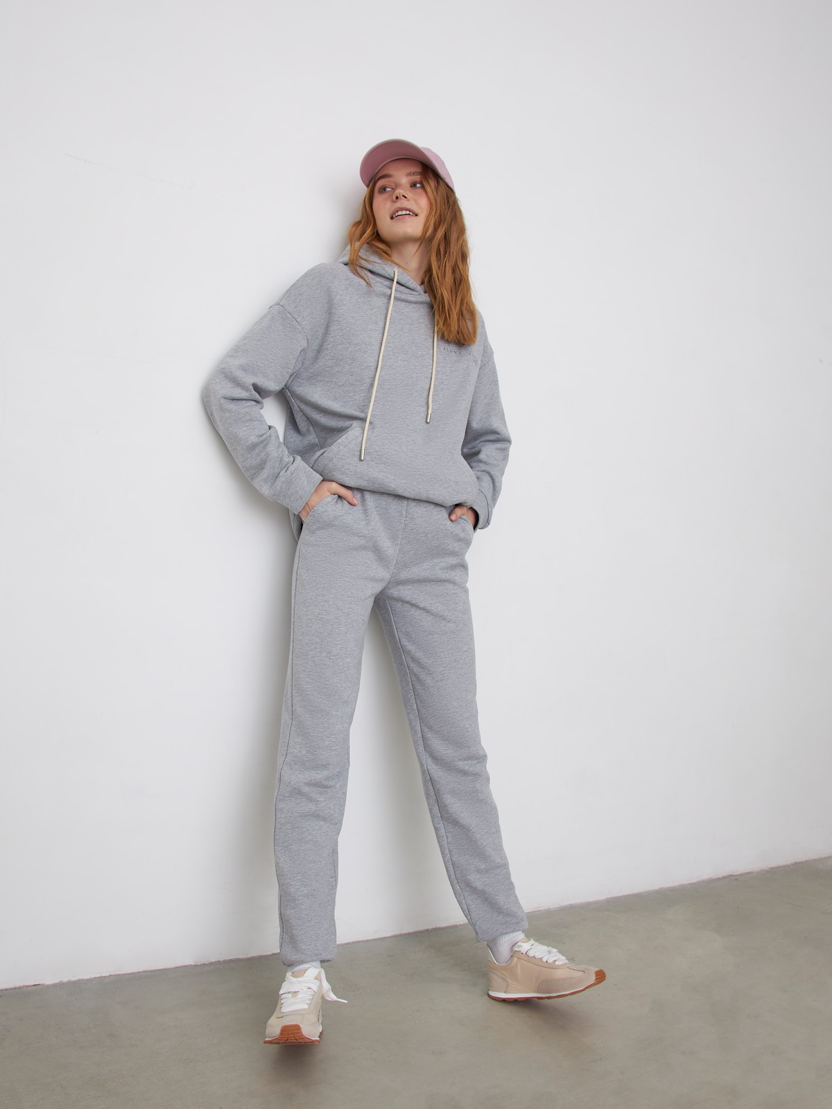 Брюки спортивные с вышивкой, цвет: светло-серый меланж Allweneed
Брюки джогеры спортивного кроя из плотного эластичного хлопка с прорезными карманами и кулиской на талии для максимального комфорта. Лаконичная брендированная вышивка ALL WE NEED IS LOVE спереди.
На модели размер XS