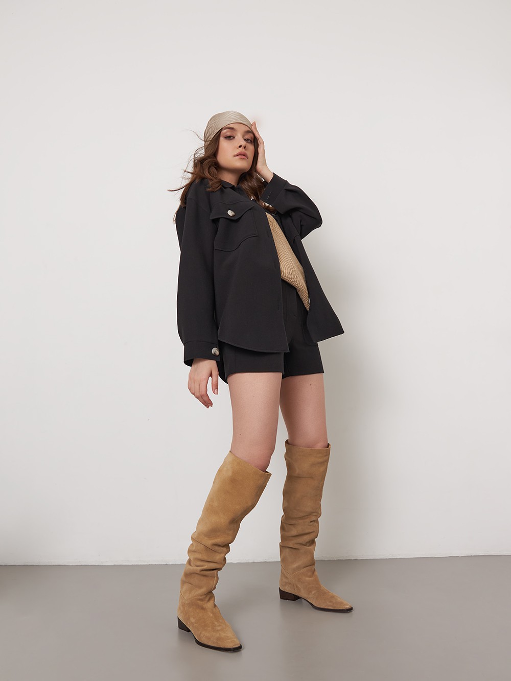 


Идеальный симбиоз куртки, жакета и рубашки. Модель с контрастными пуговицами и крупными накладынми карманами станет лучшим демисезонным дополнением любого гардероба.

На модели размер XS

