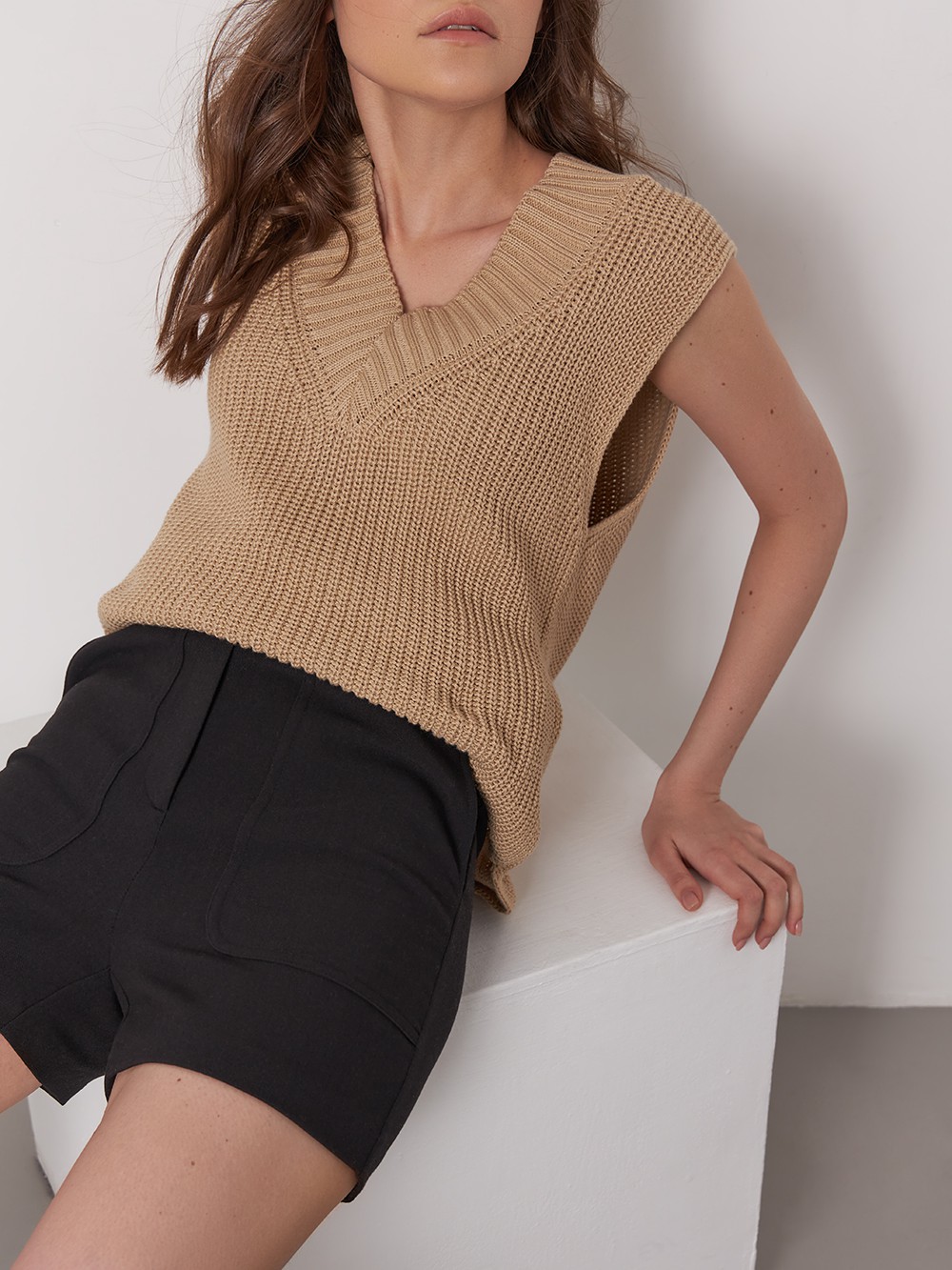 


Шорты с накладными карманами и высокой посадкой вдохновлены самой популярной посадкой моды 80-х. Сочетайте их с контрастной рубашкой или укороченным вязаным кардиганом.

На модели размер XS