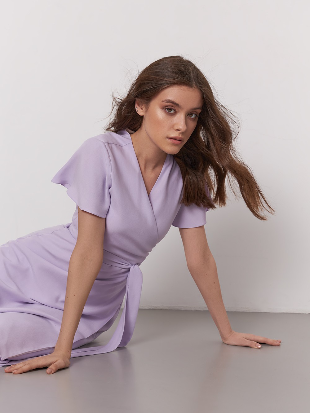 Платье-миди на запах, цвет: лавандовый Allweneed
Лаконичное платье миди с драпировкой на запах. Рукава-крылышки и мягкий пояс на талии усиливают жентсвенность силуэта. Дополните образ невесомыми босоножками.
На модели размер XS