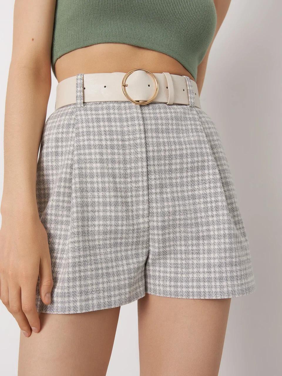 Шорты , цвет: серо-бежевая клетка Allweneed
Укороченные шорты с ремнем из эко-кожив нейтральной природной гамме. Модель высокой посадки подчеркнет талию. В комплект к шортам в коллекции можно подобрать жакет и рубашку из такой же ткани.
На модели размер XS