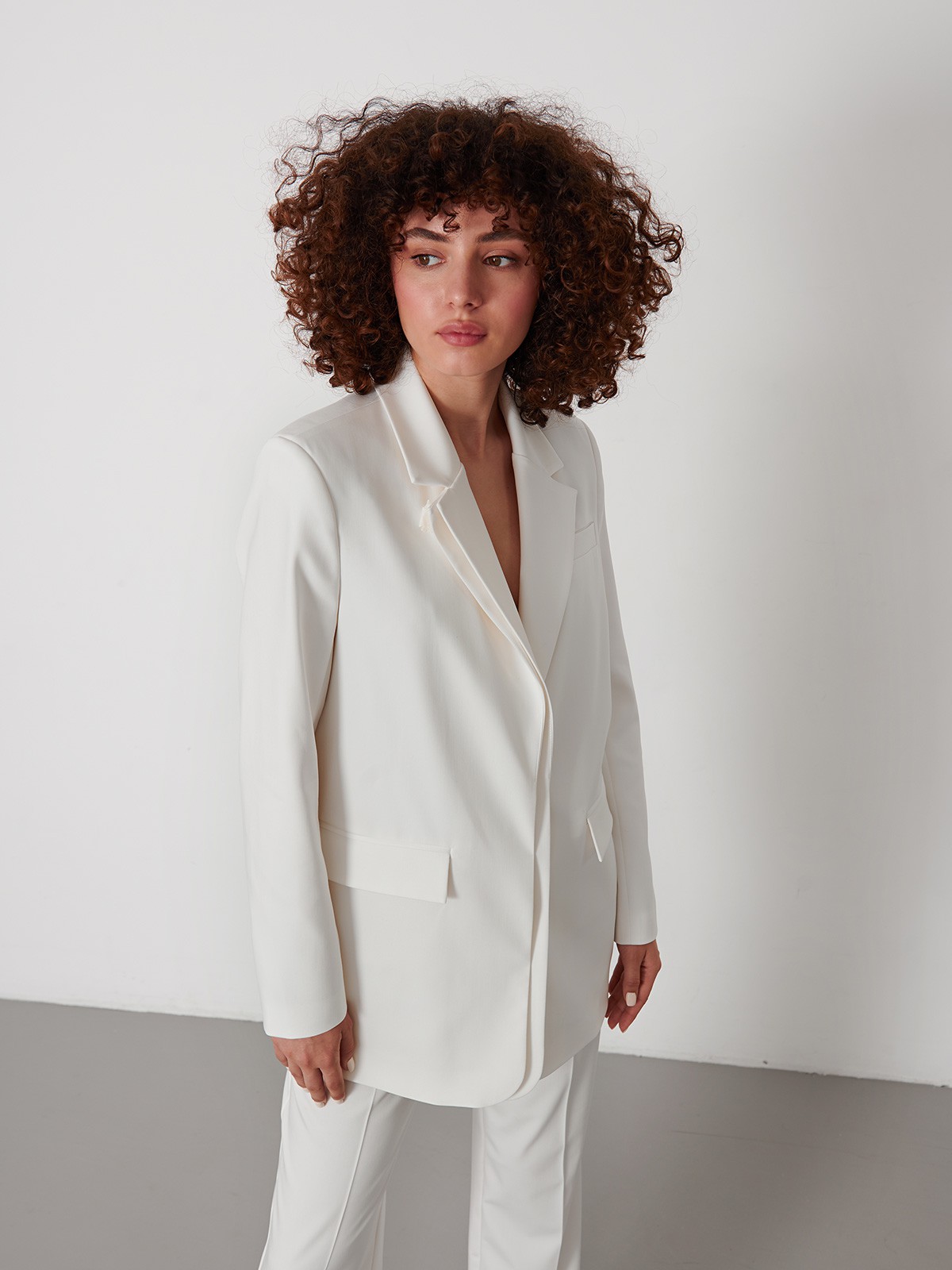 Однобортный жакет с двойным лацканом, цвет: молочный Allweneed
Этот жакет из новой коллекции - настоящая вещь-заявление. Мы переосмыслили классический силуэт, добавив дополнительный слой по лацканам и планке-застежке. Сочетайте его с контрастным топом и брюками в тон из аналогичной коллекции.
На модели размер S