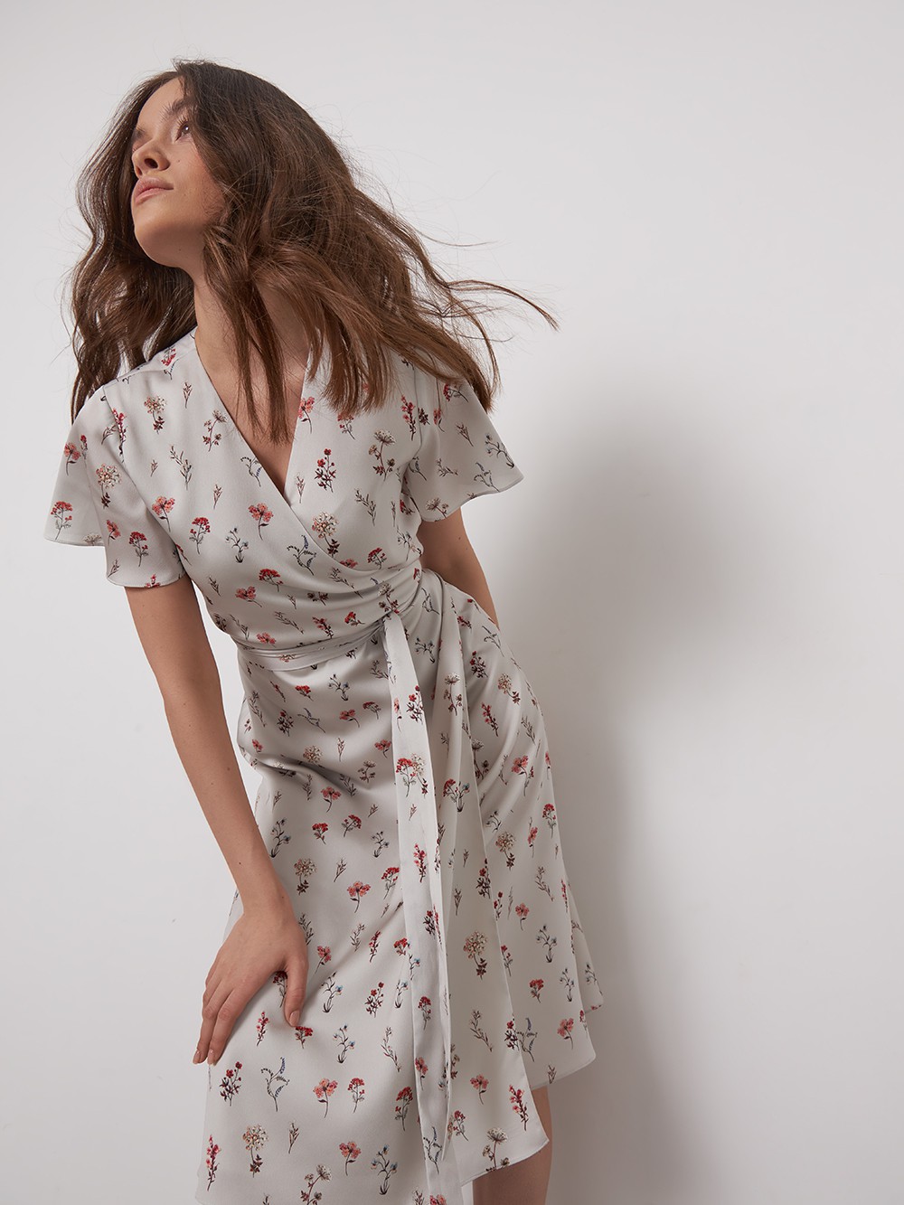 


Лаконичное платье миди с драпировкой на запах. Рукава-крылышки и мягкий пояс на талии усиливают жентсвенность силуэта. Дополните образ невесомыми босоножками.

На модели размер XS