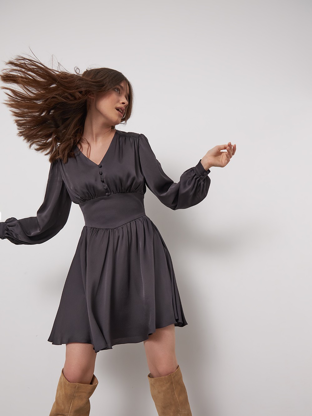 


Мини платье из струящейся ткани с декоративными сборками по всей длине: по линии декольте, объемным рукавам, манжетам и юбке. Застежка на обтяжные пуговицы усиливает романтичное настроение образа.

На модели размер XS